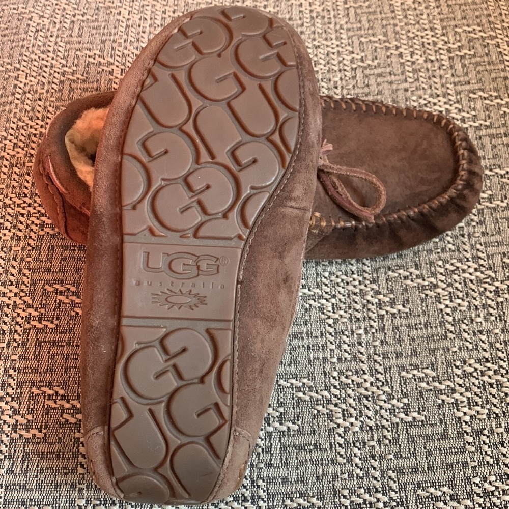 - Ugg Slippers Excellent Condition - image 5